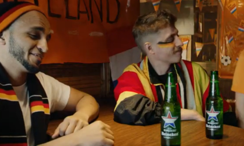 Twee mannen en een vrouw in het Holland Heineken Hemd